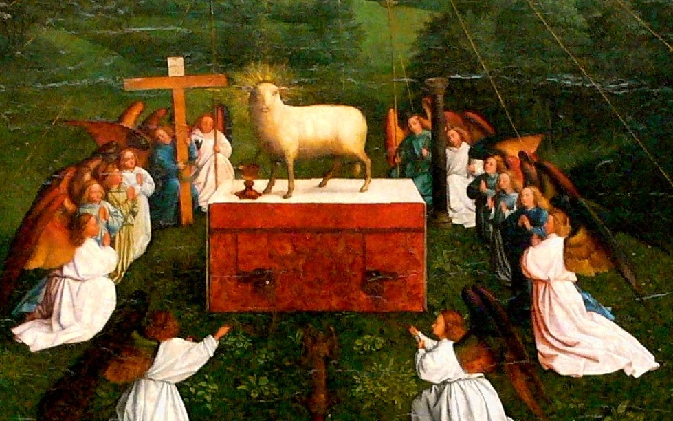 Das Lamm steht aufrecht und sieht uns an. Engel halten das Kreuz, die Säule und die übrigen Leidenswerkzeuge.