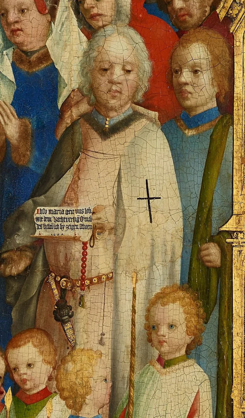 Ein Ritter des Deutschen Ordens im weißen Mantel mit dem schwarzen Kreuz hält ein beschriebenes Blatt.