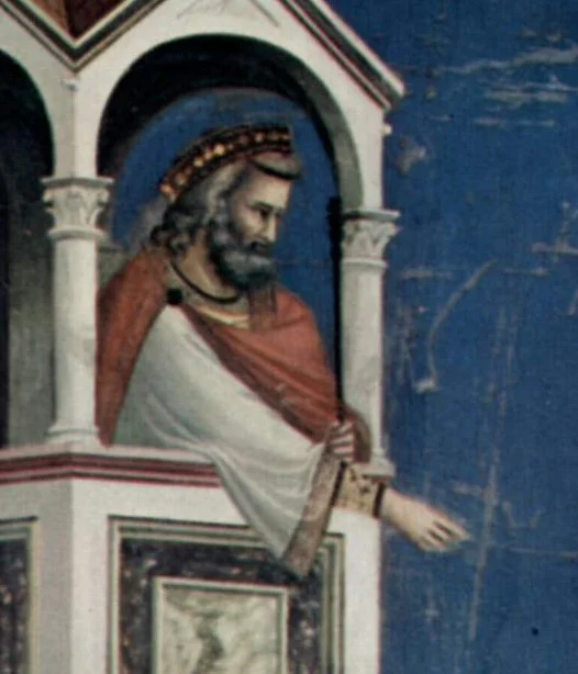Herodes, gekrönt, beugt sich über die Brüstung.