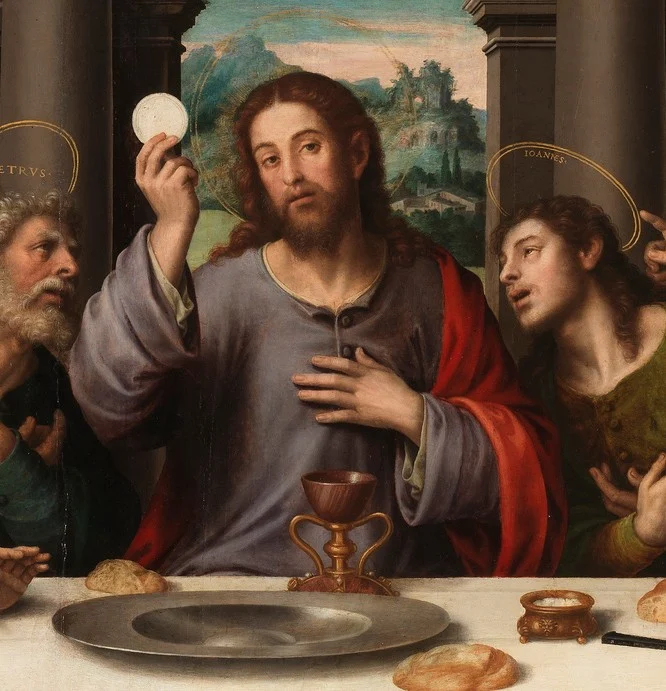 Christus hält die Hostie empor und sieht uns an. Vor ihm steht der Kelch von Valencia.