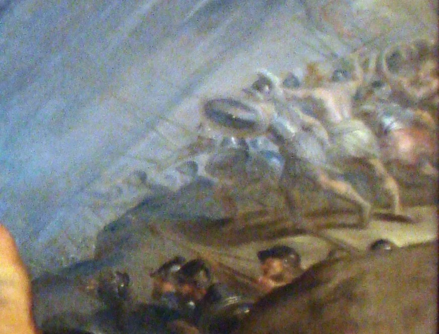 Im Hintergrund sind die Heere schon in Bewegung.