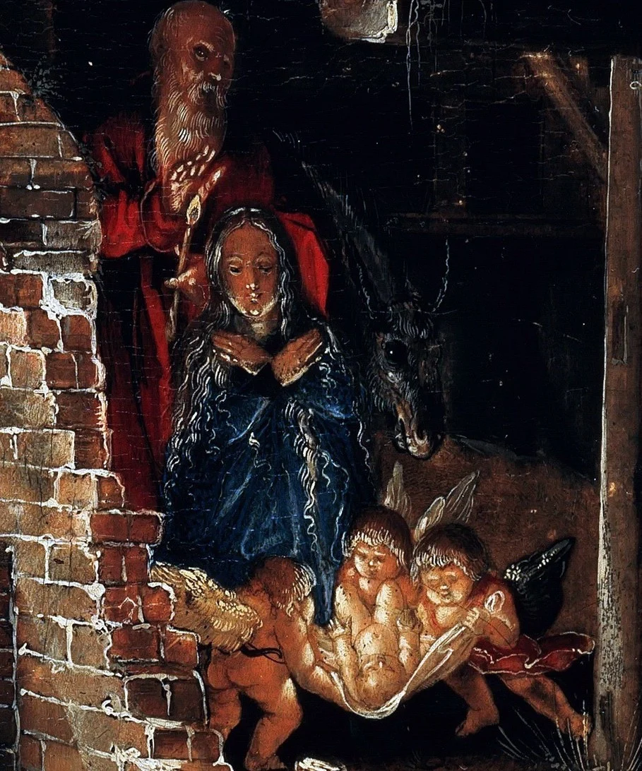 Die Familie in der Ecke der Ruine. Das Licht des Kindes fällt von unten auf die Gesichter.